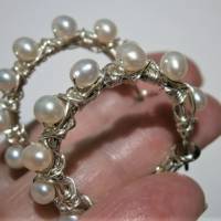 Perlenohrringe handgemachte 35 mm Ohrringe weiße Perlen Creolen Brautschmuck  Süßwasserzuchtperlen Bild 7