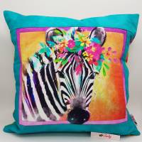 Patchwork-Kissen Zebra mit bunten Blumen Bild 1