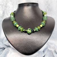 Halskette aus grünen Glassteinen, Collier, afrikanische Perlen Bild 4