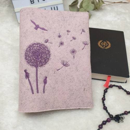 Individuelle Gotteslobhuelle aus Wollfilz, personalisiert bestickt , Pusteblume