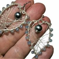 Ohrringe grau Perle und Mondstein handgemacht in wirework silberfarben boho Bild 1