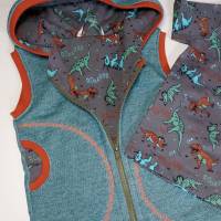 Baumwollsweat Weste mit Dino Stickerei und T-Shirt in Grösse 98 Bild 5
