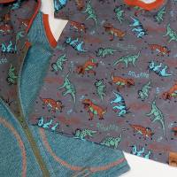 Baumwollsweat Weste mit Dino Stickerei und T-Shirt in Grösse 98 Bild 6