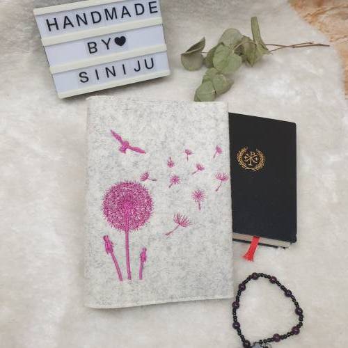 Individuelle Gotteslobhuelle aus Wollfilz, personalisiert bestickt , Pusteblume