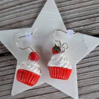 Ohrhänger Cupcake mit Erdbeere aus Fimo Ohrringe handmodelliert aus Polymer Clay Bild 1