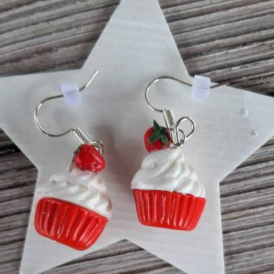 Ohrhänger Cupcake mit Erdbeere aus Fimo Ohrringe handmodelliert aus Polymer Clay