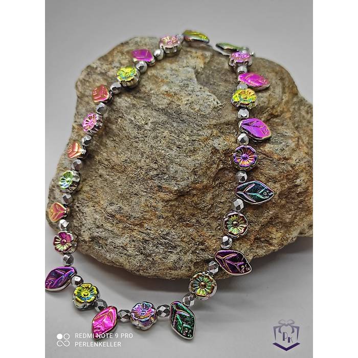 Tolles farbenprächtiges Schmuckset bestehend aus Collier und Armband mit Blüten und Blätterperlen in Regenbogenfarben. Bild 1