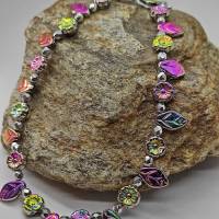 Tolles farbenprächtiges Schmuckset bestehend aus Collier und Armband mit Blüten und Blätterperlen in Regenbogenfarben. Bild 1