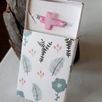 Makramee Armband mit Kreuz aus rosa Perlmutt Bild 1