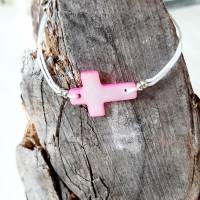 Makramee Armband mit Kreuz aus rosa Perlmutt Bild 3