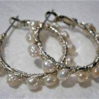 Perlenohrringe handgemachte 35 mm Creolen weiße Barockperlen Brautschmuck Süßwasserzuchtperlen Bild 4