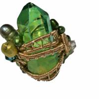 Ring Kristallspitze grün gelb Perlen schilfgrün verstellbar handgewebt wirework goldfarben boho Bild 2