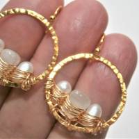 Mondstein Ohrringe handgemacht mit Perlen als Brautschmuck im Ring goldfarben gehämmert Bild 1