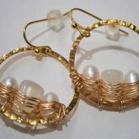 Mondstein Ohrringe handgemacht mit Perlen als Brautschmuck im Ring goldfarben gehämmert Bild 3