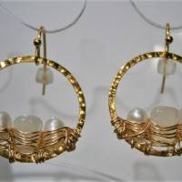 Mondstein Ohrringe handgemacht mit Perlen als Brautschmuck im Ring goldfarben gehämmert Bild 4