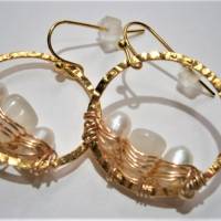 Mondstein Ohrringe handgemacht mit Perlen als Brautschmuck im Ring goldfarben gehämmert Bild 5