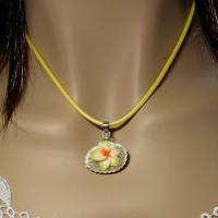 Muschel Halskette mit gelber Blüte Bild 1
