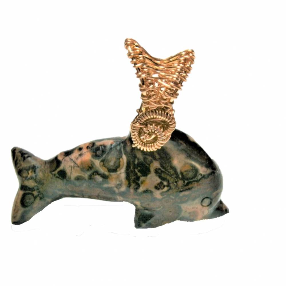 Fisch Anhänger mit Jaspis rotbraun handgemacht an großer Öse aus wirework goldfarben Sternzeichen Delphin Bild 1