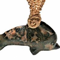 Fisch Anhänger mit Jaspis rotbraun handgemacht an großer Öse aus wirework goldfarben Sternzeichen Delphin Bild 2