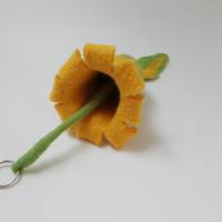 Schlüsseltasche gelbe Blume aus Filz, handgearbeitete Schlüsselblume für Blumenfreunde, Filzblüte Bild 2