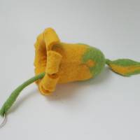 Schlüsseltasche gelbe Blume aus Filz, handgearbeitete Schlüsselblume für Blumenfreunde, Filzblüte Bild 4