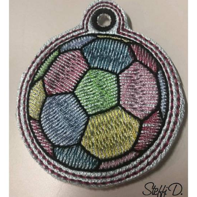 *  Fußball - Schlüsselanhänger  *  ITH Fußball Regenbogen Farben