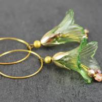Creolen Ohrringe mit Blüten in grün, floral, Ohrringe, goldfarben, boho Blütenohrringe, Glockenblumen Ohrringe Bild 1