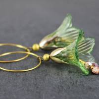 Creolen Ohrringe mit Blüten in grün, floral, Ohrringe, goldfarben, boho Blütenohrringe, Glockenblumen Ohrringe Bild 2