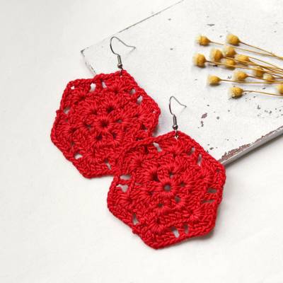 Rote Ohrringe gehäkelt 
