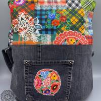 Eine Arletta Bag aus Jeans und buntem Cancas Stoff,  Schnittmuster von Blau Bunt – Lexa Lou alias Lucinda Patko Bild 4