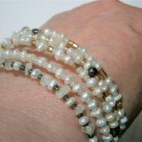 Armband Perlen weiß Mondstein grau 5-reihig funkelnd handgemacht Spiralarmband Bild 4