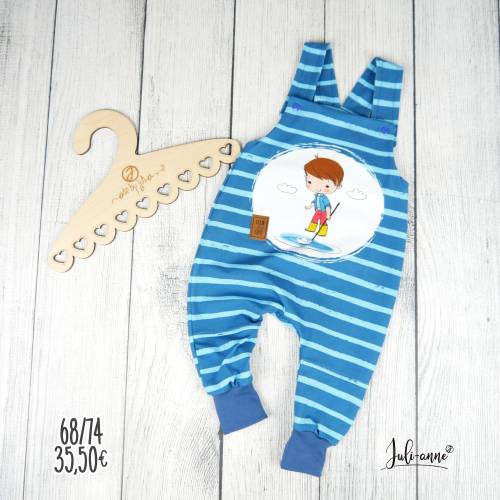 Jungen Latzhose Junge mit Pfütze & Papierboot Gr. 68/74