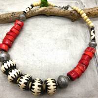Üppige afrikanische Halskette - Batik Bein, rote Bambuskoralle - 54-56cm - ethnische Statement Kette rot, schwarz, weiß Bild 1