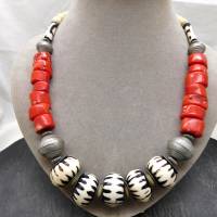 Üppige afrikanische Halskette - Batik Bein, rote Bambuskoralle - 54-56cm - ethnische Statement Kette rot, schwarz, weiß Bild 2