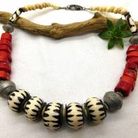 Üppige afrikanische Halskette - Batik Bein, rote Bambuskoralle - 54-56cm - ethnische Statement Kette rot, schwarz, weiß Bild 3