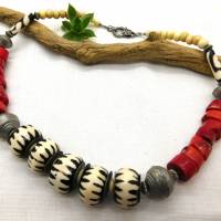 Üppige afrikanische Halskette - Batik Bein, rote Bambuskoralle - 54-56cm - ethnische Statement Kette rot, schwarz, weiß Bild 4