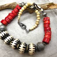 Üppige afrikanische Halskette - Batik Bein, rote Bambuskoralle - 54-56cm - ethnische Statement Kette rot, schwarz, weiß Bild 6