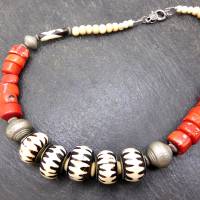 Üppige afrikanische Halskette - Batik Bein, rote Bambuskoralle - 54-56cm - ethnische Statement Kette rot, schwarz, weiß Bild 7