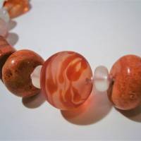 Halskette mit Koralle Schaumkoralle und Künstlerglasperle orange Bergkristall und Quarz Collier Bild 3
