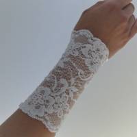 elegante Spitzenstulpen weiß, festliche Armstulpen in weißer Spitze, elastisch, Brautstulpen, Hochzeit, Feste Bild 4