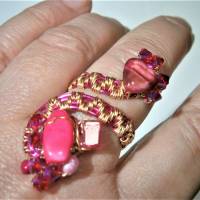 Ring pink rosa handmade verstellbar Perlmutt und Glas funkelnd wirework Spiralring boho Bild 4