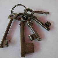 5 alte Schlüssel aus den 50er Jahren aus Berlin Grünau, für die Deko alle mit Gebrauchsspuren Bild 2