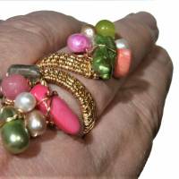 Ring pink grün verstellbar handgemacht Perlmutt und Biwaperlen im wirework Spiralring goldfarben handgewebt Bild 2