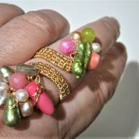 Ring pink grün verstellbar handgemacht Perlmutt und Biwaperlen im wirework Spiralring goldfarben handgewebt Bild 4