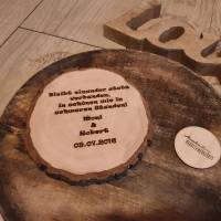 gravierte Baumscheibe, Holzscheibe mit Rinde, graviert mit einem Spruch, Bild, Logo, Geschenk, Hochzeitstag Bild 1