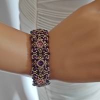 Edles Armband, handgefertigt mit Austrian Crystal, Miyuki und tschechischen Perlen in Aubergine Bild 2