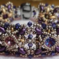 Edles Armband, handgefertigt mit Austrian Crystal, Miyuki und tschechischen Perlen in Aubergine Bild 3