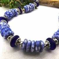 Halskette - afrikanische handgemachte Krobo-Glas-Rondelle - Recycled Beads - weiß, blau, silber - 46 cm Bild 2