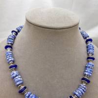 Halskette - afrikanische handgemachte Krobo-Glas-Rondelle - Recycled Beads - weiß, blau, silber - 46 cm Bild 3