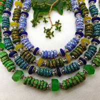 Halskette - afrikanische handgemachte Krobo-Glas-Rondelle - Recycled Beads - weiß, blau, silber - 46 cm Bild 4